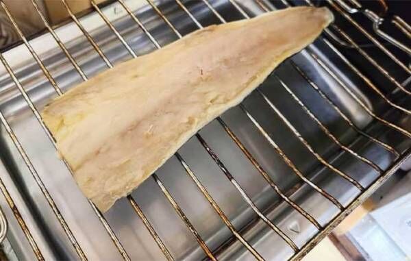 魚を焼くと網にこびり付く…　『あの調味料』を先に塗っておくと？　「ウソみたい」「洗うの楽すぎ」