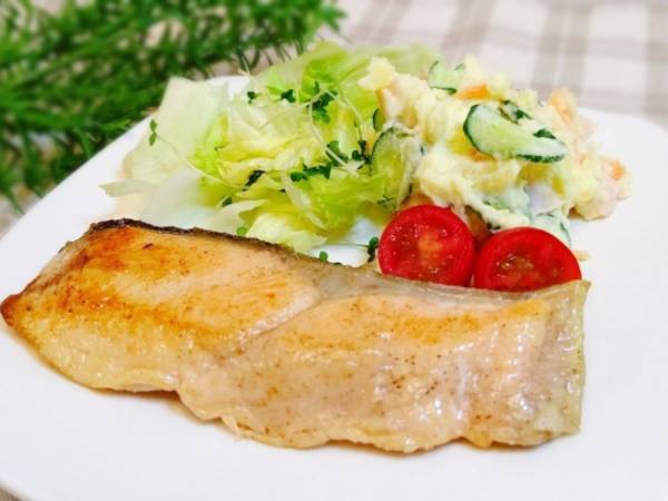 ○○をなじませると劇的ふっくら！　サミット鮮魚担当が教える「さけのムニエル」の秘伝レシピ