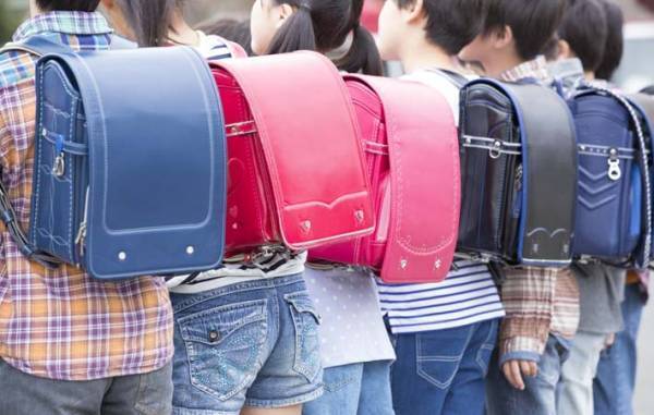 陽光の春が到来　小学一年生のランドセルが注目を集めている