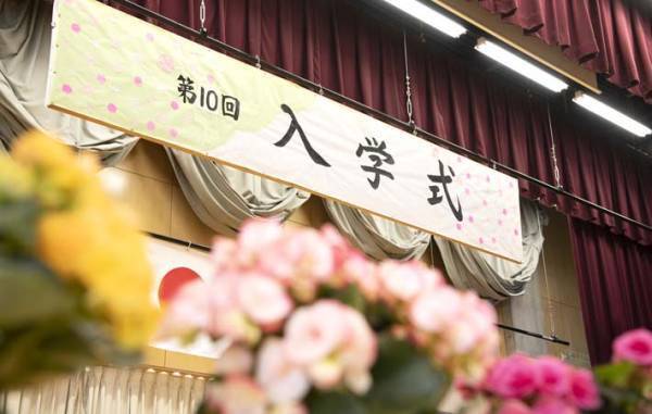 陽光の春が到来　小学一年生のランドセルが注目を集めている