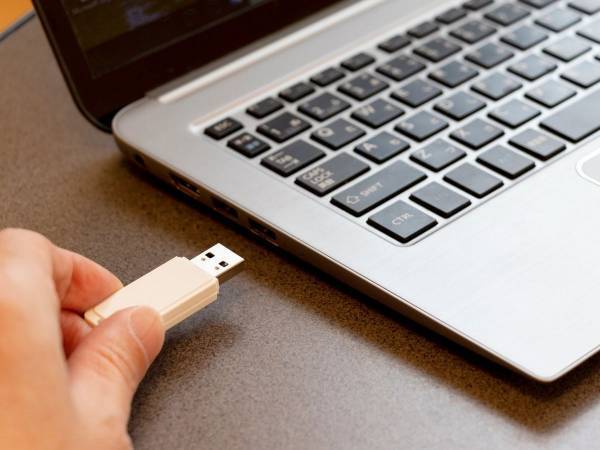 「なんで思いつかなかった」「確かにその手が！」　一発でUSBを挿す方法とは！？