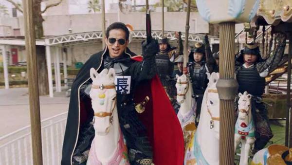 ひらパーの新CMに吹き出す人が続出　「岡田准一をフリー素材だと思ってる？」「朝から笑った」