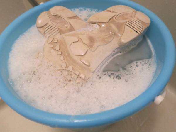 「それだけで！」「キレイすぎる！」　意外なモノで靴を新品同様にする方法とは？