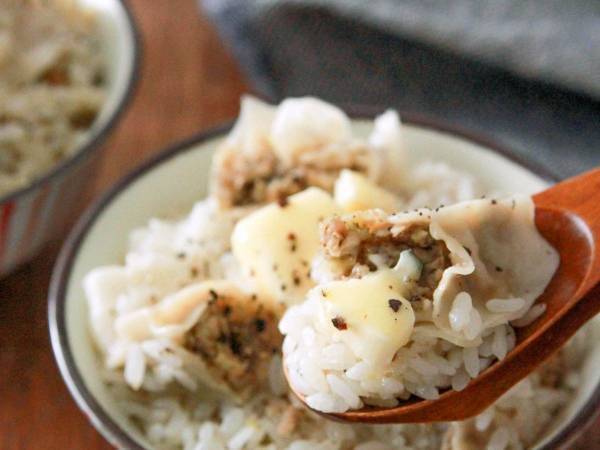 炊飯器に冷凍餃子をイン！　味の素冷凍食品が教える「ガリバタ飯」が楽うまの極み