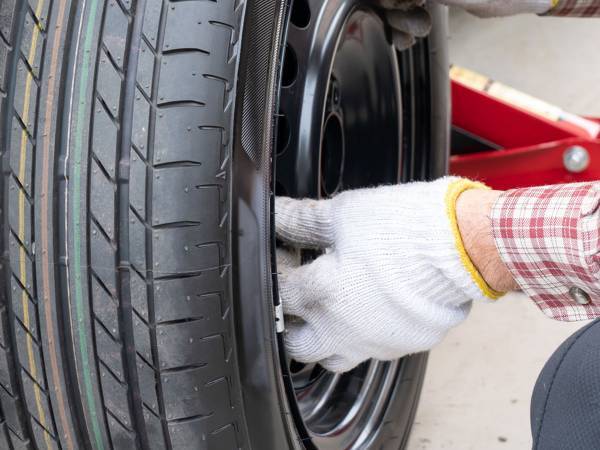 ブリヂストンがタイヤ交換の簡単な目安を紹介　方法が「目からウロコ！」