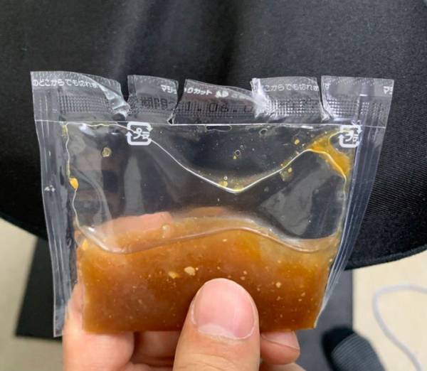 格闘した跡がいくつも…！　「あるある」「先に堪忍袋の緒が切れる」と共感を呼んだ１枚