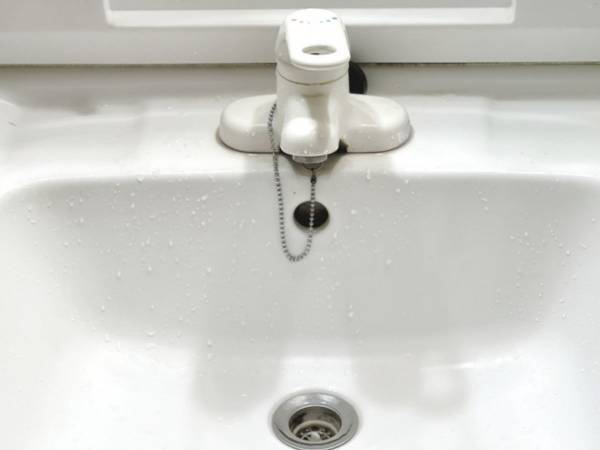 市販の洗剤で大変身！　水垢でザラザラになった洗面台をピカピカにする方法