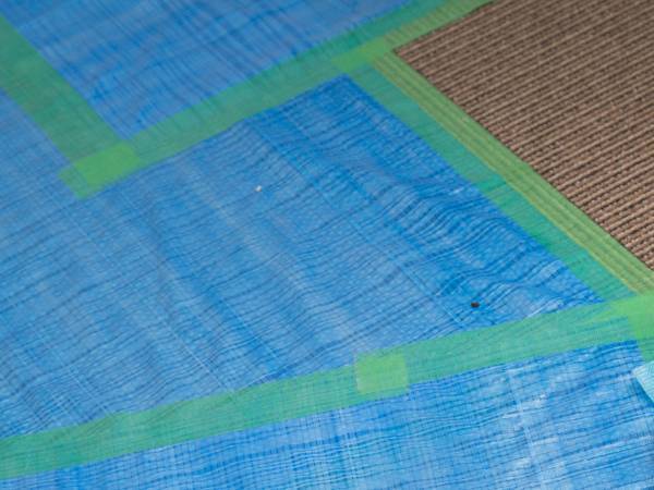 会社のオフィス内で養生テープを？　使い道に「完璧」「このために作られたのかと」