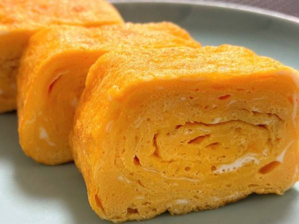 「初めて見た」「むしろ安定する」　いつもと同じフライパンで卵焼きを大量に作る方法が画期的