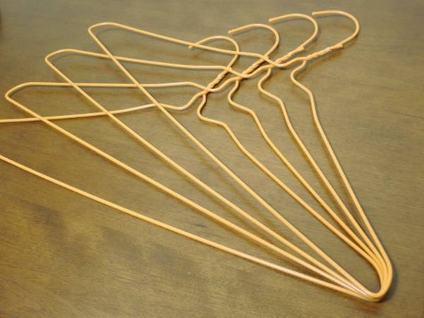 折り曲げて固定するだけ！　ハンガー１つでブックスタンドを作るお手軽DIY