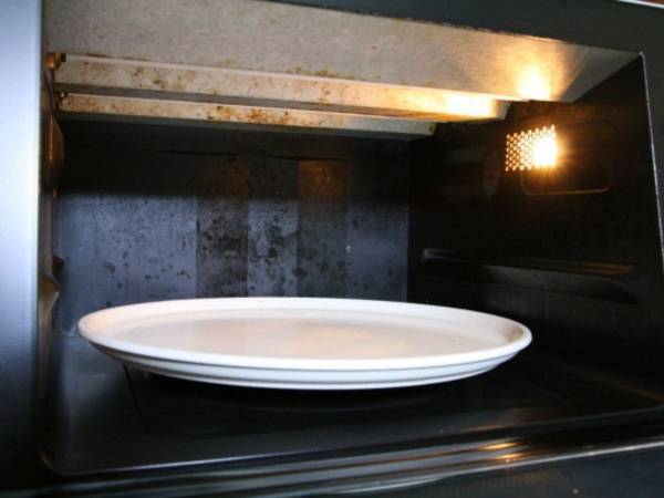 「キレイ」「ピカピカ」　電子レンジの汚れを簡単にきれいにする方法