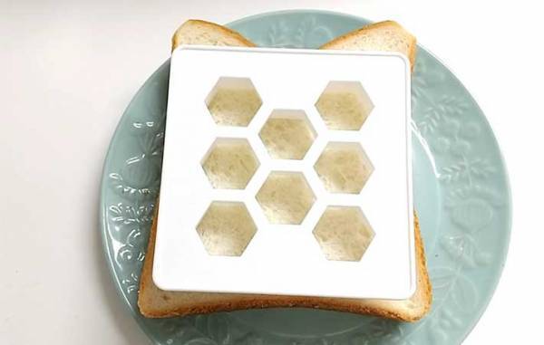 ダイソーで買える『ハニートーストカッター』で、いつものトーストがかわいく変身！