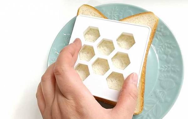 ダイソーで買える『ハニートーストカッター』で、いつものトーストがかわいく変身！