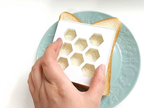 ダイソーで買える『ハニートーストカッター』で、いつものトーストがかわいく変身！