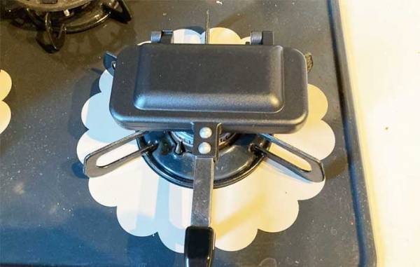 「耳までサクサク！」「１人分にぴったり」　１００均の『ホットサンドメーカー』がすごい