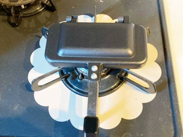 「耳までサクサク！」「１人分にぴったり」　１００均の『ホットサンドメーカー』がすごい