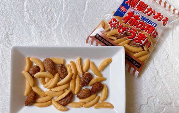 なぜうまい…？　素焼きになった『亀田の柿の種』　２種類の味に「手が止まらない」「これは新感覚！」