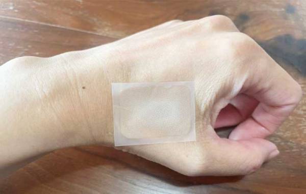 傷跡やタトゥーも隠せる！　ダイソーの「ファンデシート」が便利！