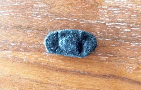 服に穴をあけずにコサージュを付けたい　ちょっとしたコツに「これは嬉しい！」「すぐできた」