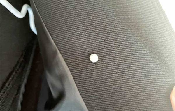 服に穴をあけずにコサージュを付けたい　ちょっとしたコツに「これは嬉しい！」「すぐできた」