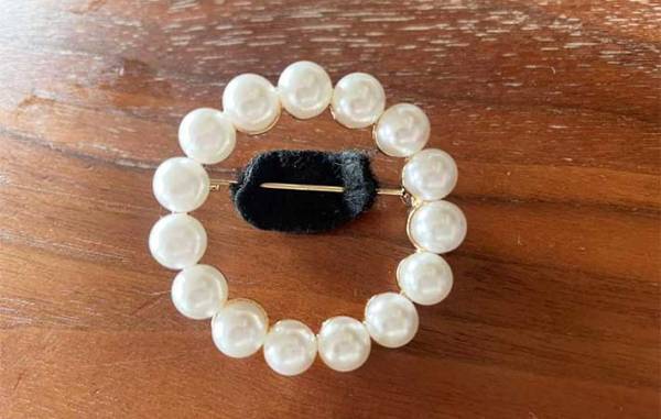 服に穴をあけずにコサージュを付けたい　ちょっとしたコツに「これは嬉しい！」「すぐできた」