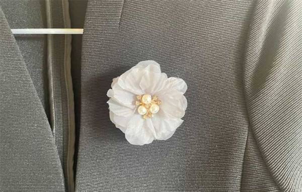 服に穴をあけずにコサージュを付けたい　ちょっとしたコツに「これは嬉しい！」「すぐできた」