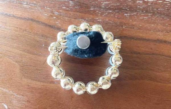 服に穴をあけずにコサージュを付けたい　ちょっとしたコツに「これは嬉しい！」「すぐできた」