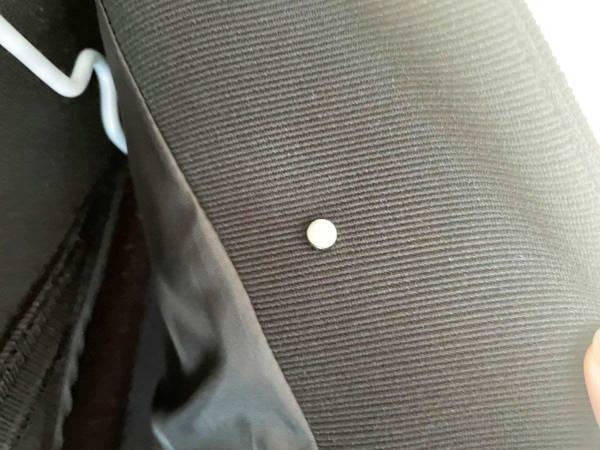 服に穴をあけずにコサージュを付けたい　ちょっとしたコツに「これは嬉しい！」「すぐできた」