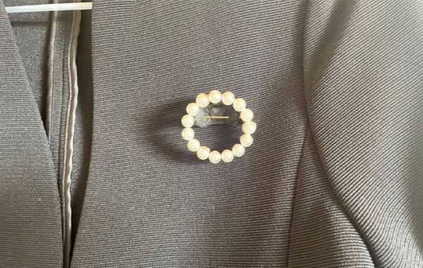 服に穴をあけずにコサージュを付けたい　ちょっとしたコツに「これは嬉しい！」「すぐできた」