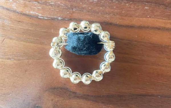 服に穴をあけずにコサージュを付けたい　ちょっとしたコツに「これは嬉しい！」「すぐできた」