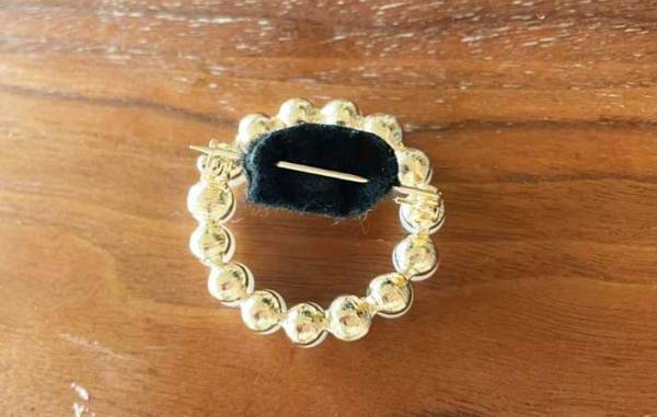 服に穴をあけずにコサージュを付けたい　ちょっとしたコツに「これは嬉しい！」「すぐできた」