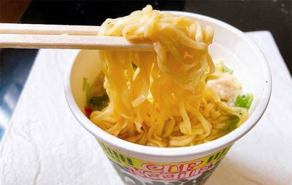 「炭火の香りがすごい」「どっちも残して！」　リニューアルしたカップヌードル『ねぎ塩』が気になる