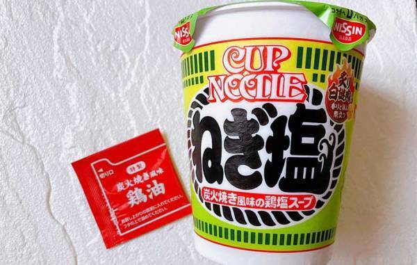 「炭火の香りがすごい」「どっちも残して！」　リニューアルしたカップヌードル『ねぎ塩』が気になる