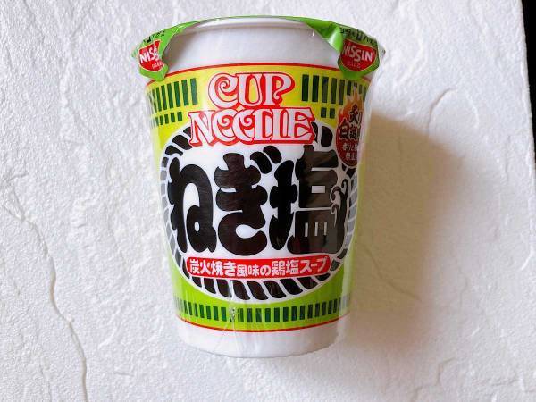 「炭火の香りがすごい」「どっちも残して！」　リニューアルしたカップヌードル『ねぎ塩』が気になる