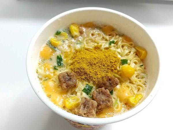 背徳の味…　日清『カップヌードル チーズバタークリーミーカレー』が、やみつきになるウマさ！