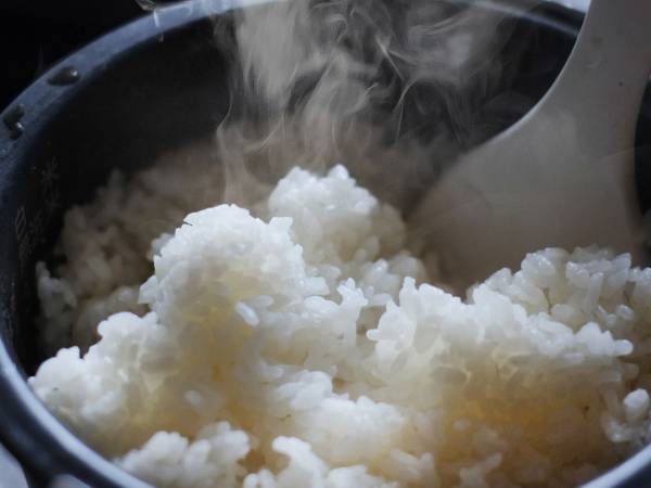 日本酒ひとさじでここまで変わる！？　いつものごはんを超ふっくら炊き上げる裏技