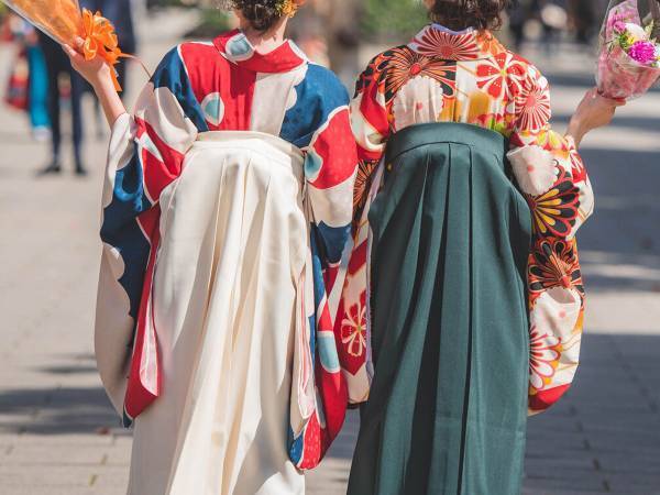 駅前に掲げられていた旗　書かれていたメッセージに「泣けてくる」