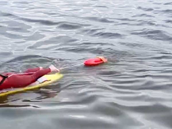 まるで映画のワンシーン！　冷たい海で隊員に『救助』されたのは…？