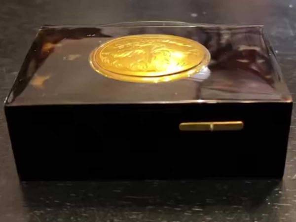 黒い箱から小さな鳥が出現！　貴重な伝統工芸品に「思わず何度も見てしまう」「なんて美しい」