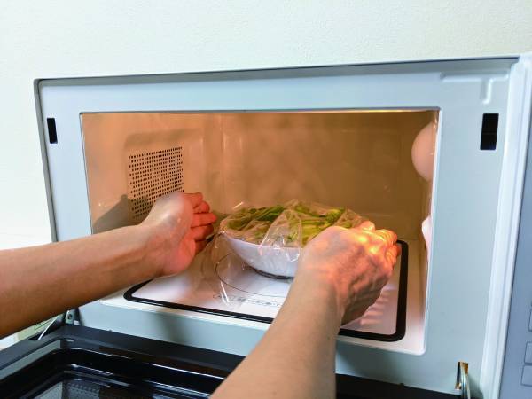 「初めて知った」「すぐやる」　レンチン直後の熱々のお皿を素手で持つ裏技