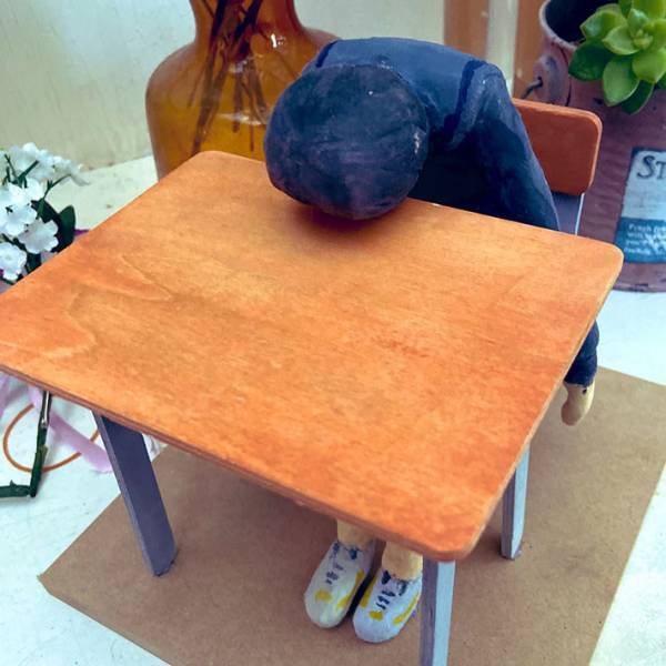 「めっちゃだるそう」「自分もこうだった」　学校の課題で作った『自分の姿』に反響