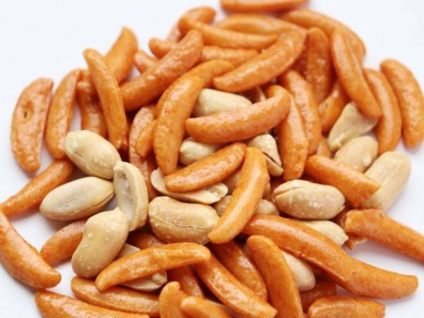 地味に便利！　お菓子の袋を自立させる開封方法が目から鱗