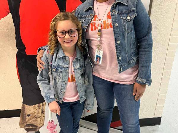 好きなヒーローのコスプレで登校する日　数あるヒーローの中、少女が選んだ『正義の味方』は？