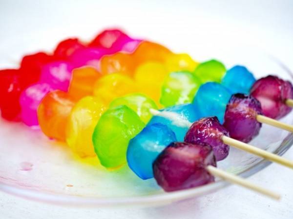 「かわいい」「おもちゃかと思った」　七色に輝く『レインボーわらび餅』の作り方