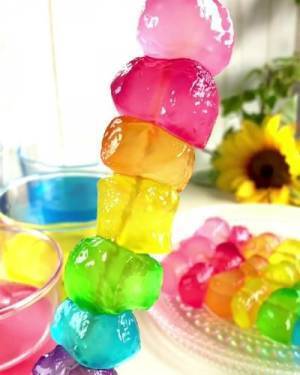 「かわいい」「おもちゃかと思った」　七色に輝く『レインボーわらび餅』の作り方