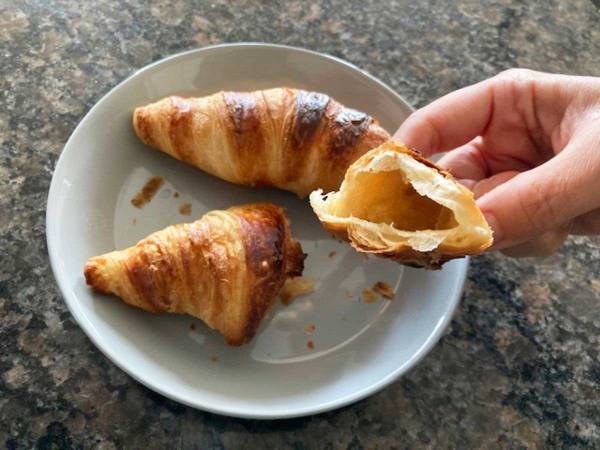 「簡単に焼けた！」「お店レベル」　成城石井の『冷凍ミニクロワッサン』は朝食やおやつにピッタリ