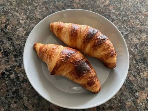 「簡単に焼けた！」「お店レベル」　成城石井の『冷凍ミニクロワッサン』は朝食やおやつにピッタリ
