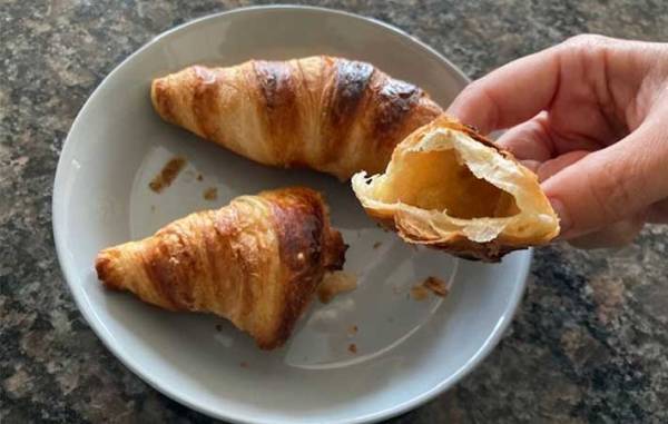 「簡単に焼けた！」「お店レベル」　成城石井の『冷凍ミニクロワッサン』は朝食やおやつにピッタリ