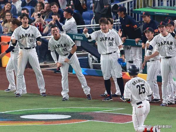 ヌートバー選手、帰国する選手たちと別れの抱擁　「最高のチーム」「これは泣いてしまう」