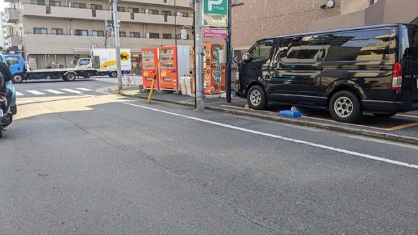 「誰だよ、落としたやつ！」　毛虫かと思って飛び跳ねたら、まさかの『正体』に爆笑！